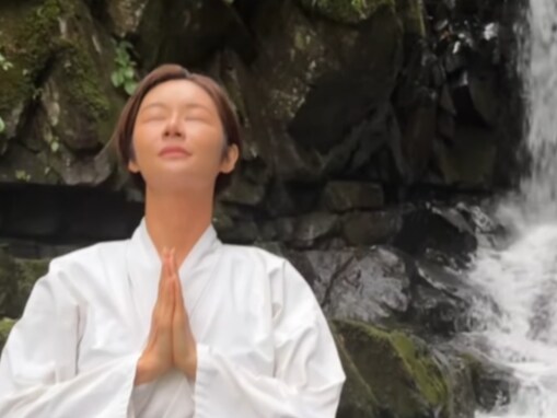 「すごい」宮崎麗果、“人生初の滝行”ショット公開「恐怖心が強い私はかなりの覚悟と精神統一が必要でした」