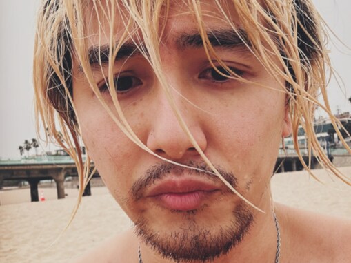 藤井風、レアな水着姿で肉体疲労！ 海外のビーチで海水浴を楽しむ姿を公開