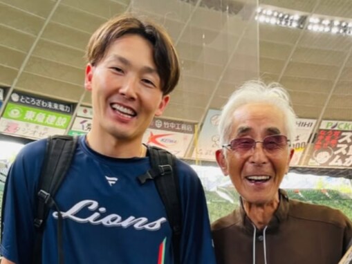 「最高の親孝行」鉄拳、父親の顔出しショット公開！ 「とっても素敵な笑顔ですね」「ニコニコ笑顔が素敵」