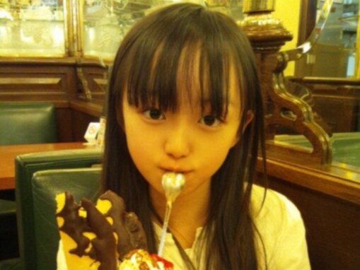 「子役時代の自分が全盛期すぎて」アイドル、幼少期ショット公開「ずっと可愛い」「全盛期更新中やね」