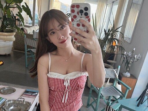 「現代版クレオパトラ」小嶋陽菜、美脚＆デコルテ際立つリゾートショット披露！ 「世界一似合う」