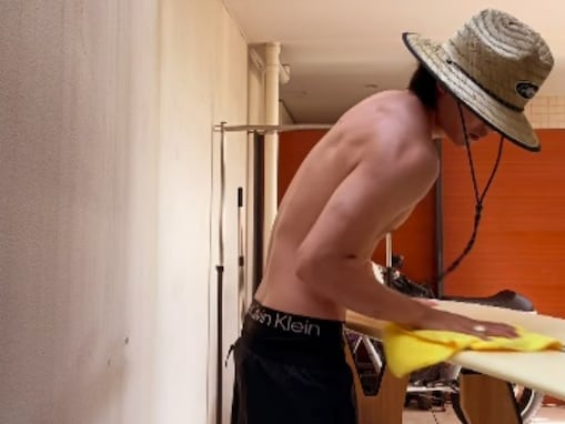 「筋肉かっこいい」伊藤健太郎、サーフボードを手入れするプライベート動画に称賛の声！ 「エースかと」