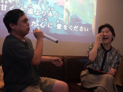 「あのメガネは何？」霜降り明星・せいや、“お笑い友達”とのカラオケの様子に「さいこう」「楽しそー」の声！