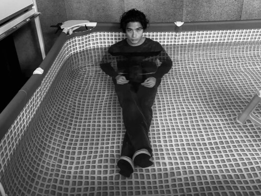 「まってやばい」賀来賢人、『今際の国のアリス』配信開始を報告「お風呂入ってる！」「イケメンすぎる」