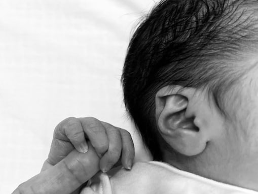 「いつの間に」鈴木ちなみ、第3子出産を報告。赤ちゃんとの2ショット公開「シンガポールでは2度目の出産」