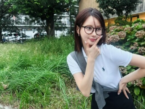 ダレノガレ明美、超絶美脚が際立つミニ丈私服コーデを披露！ カジュアルな雰囲気の眼鏡姿も