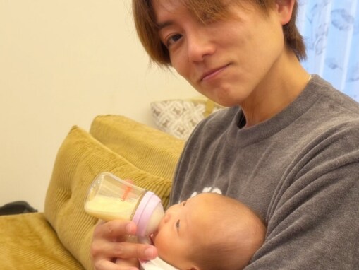杉浦太陽、8月誕生の第5子にミルクをあげる姿を公開！ 「京都帰りで、夢ちゃん」