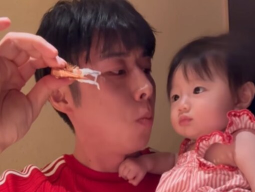 黄皓、かわいい娘を片手に抱き高級カニ料理を堪能！ ファンのコメントに「シンプル無礼で涙」と返信も