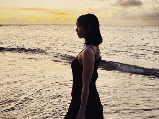 吉岡里帆、ボディライン際立つ海でのワンピ姿に「むちゃくちゃ美しい」「もはや、これは…絵画」の声