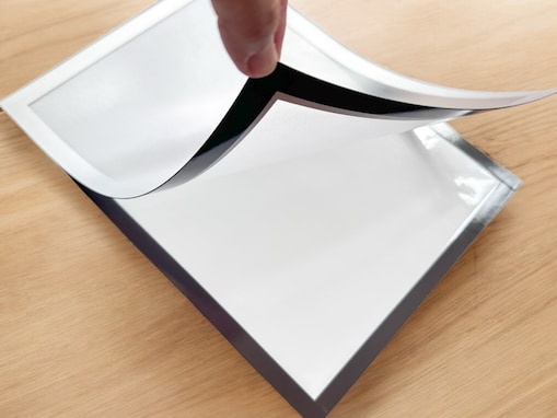 【セリア】冷蔵庫の“プリントヒラヒラ”解消！「マグネットフレームシート」でプチストレスとおさらば