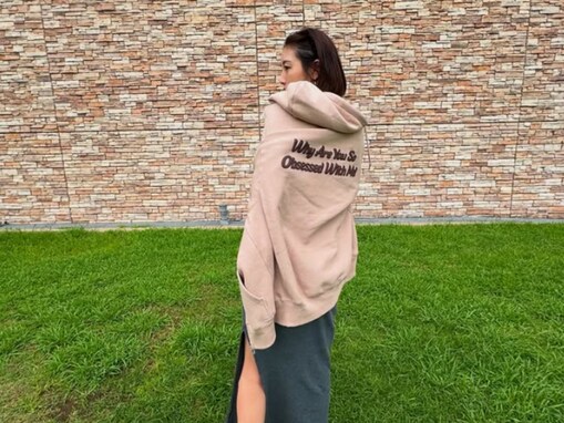 木下優樹菜、深過ぎるスリットから美脚を披露！ こだわりパーカーで魅せる大人カジュアルコーデ