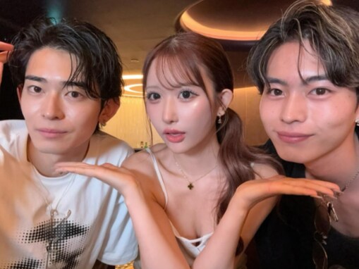 「予想を遥かに超えた」伊藤桃々、両手にイケメンショットに反響！ 「まさかこのコラボが見られるとは」