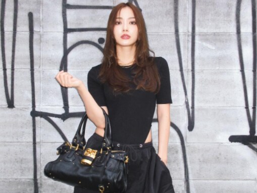 内田理央、腰チラ見えな大人っぽい「オールブラックコーデ」を披露！ 高級ブランドバッグを紹介