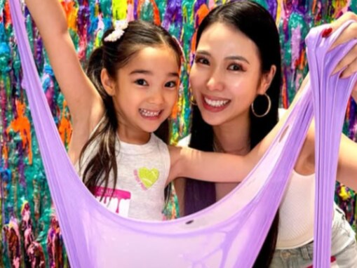 「どんどんお母さんにそっくりに」紅蘭、“可愛すぎる”娘と顔出しショット「頭からスライム浴びてすごいことに」