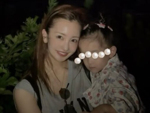 「目が優しいママ」板野友美、娘との顔出しプライベートショット公開「どんどん大きくなるねぇ」