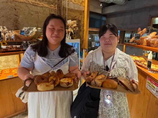 「双子みたい」人気女性芸人、相方との“パン姉妹”ショットに反響！ 「幸せそう」「仲間に入れて〜」