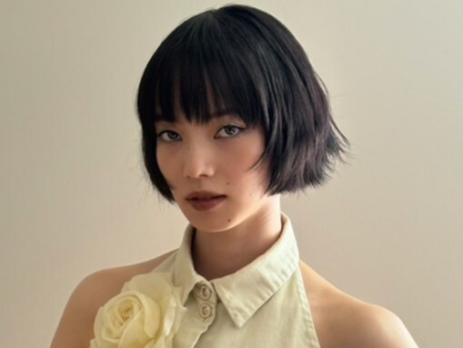 小松菜奈、美ウエスト披露！ シャネルの大胆肌見せコーデ姿で抜群のスタイル際立つ