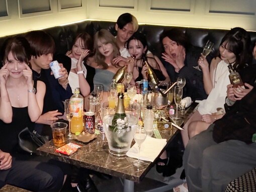 「これが理想のオープンマリッジ？」人気キャバ嬢、「ヒカルさんの5対5に参戦」ショットに「妻への宣戦布告では」の声