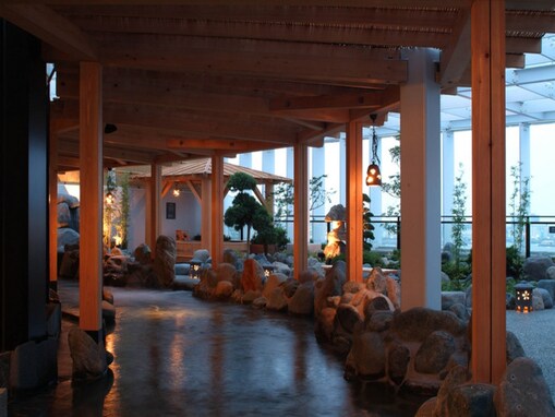 【楽天トラベルセール】「横浜みなとみらい 万葉倶楽部」が今だけ特別価格に！ みなとみらいの夜景を望む展望足湯【10月5日】