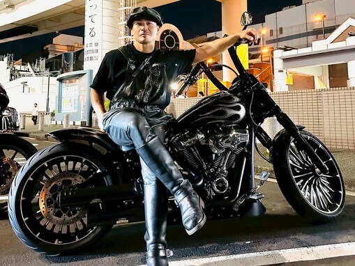 「渋い」魔裟斗、黒光りするバイクとのイケメンショット公開「相変わらずカッチョいいね」「似合います」