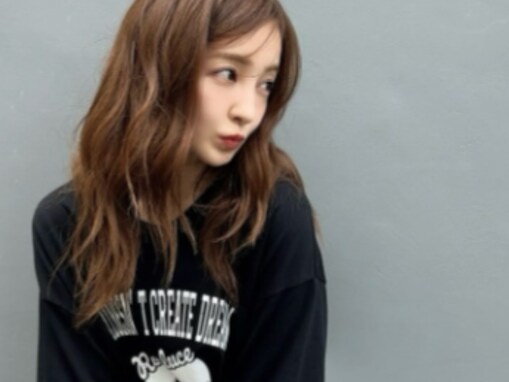 思わず恋しちゃう！ 板野友美、美脚際立つスタイリングに反響「ともちん！て感じが出まくってて最高」