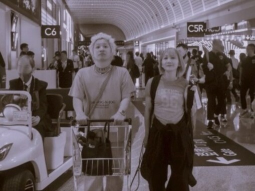 「深瀬くん優しい」Saori、シンガポールでのFukaseとのツーショットに「なかよしかわいい尊い」の声！