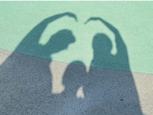 「もう3歳ですか」濱口優、妻・南明奈＆息子との家族ショット公開！ “影のハート”に「すごく素敵な写真」の声