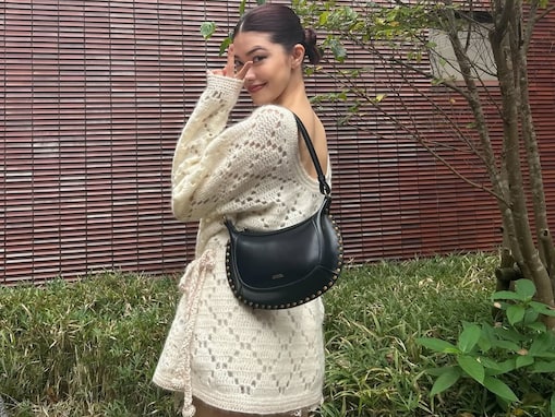 森星、大胆背中見せ超ミニ丈ワンピから美脚を披露！ 長過ぎる脚が際立つ圧巻スタイルの全身ショット