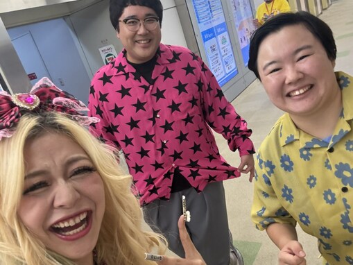 「なんで後ろ下がって小顔効果狙うん？」エルフ荒川、ヒコロヒー＆やす子ら仲良しショット公開「愛おしすぎます」