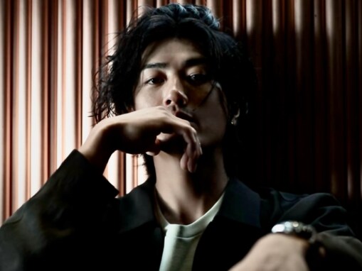 「君ほまに41歳！？」赤西仁、イケメンショットにファン歓喜！ 「色気ダダ漏れ」「イケ散らかしすぎ」