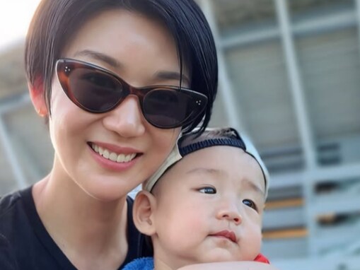 「もう立って歩きそう！」栗原恵、かわいい息子から“ラブラブ攻撃”「ママの身長越えちゃうんだろうなぁ」