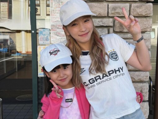 「派手な親子」川栄李奈、“娘”との密着ツーショットを公開！ 「さ、あげてこ〜」