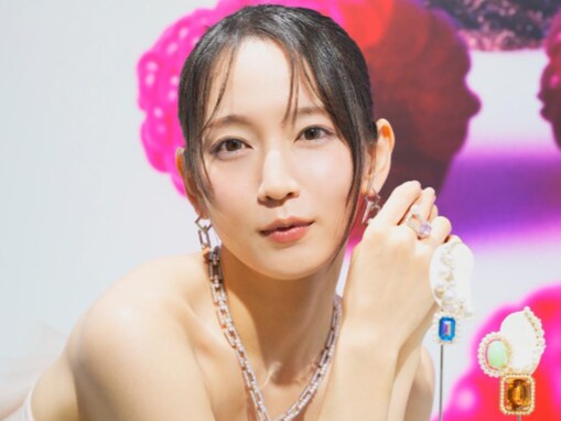 「お姫さますぎる」吉岡里帆、高級ジュエリー＆美デコルテ際立つドレス姿に反響「TASAKIの女神降臨」