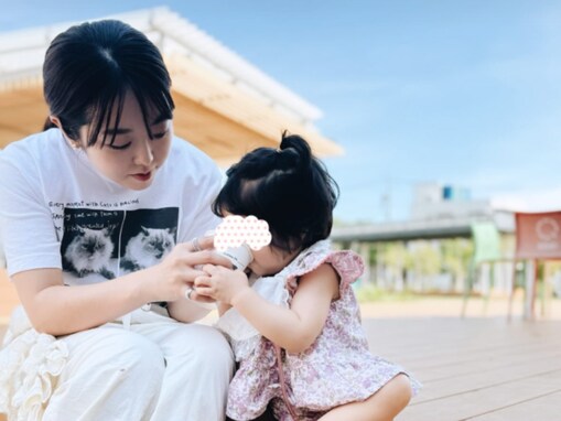 峯岸みなみ、娘とのほのぼのツーショットを公開！ 1歳で「念願の（？）牛乳デビュー」を報告