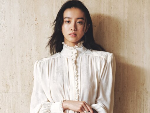 Koki,、肌見せ＆ミニスカ美脚披露！ 「クロエ」のアイテムを上品に身にまとうモデルショットを公開