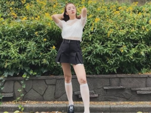 「美しすぎる」板野友美、太ももギリギリの超ミニスカで美脚を披露！ 「めちゃくちゃ美人」「愛くるしい」