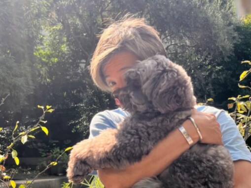「陽射しも、アムもぬっくぬくです」木村拓哉、愛犬を強く抱きしめる姿を披露「今日はあったかい！」