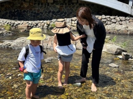 元乃木坂1期生メンバー、6歳娘＆4歳息子と海を満喫する姿に「推しが幸せそうで嬉しい」の声！