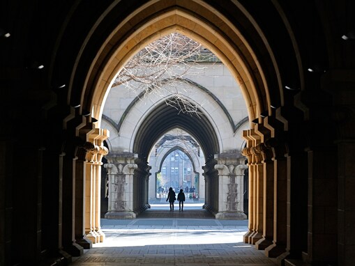 「ビジネス界でのリーダーを多く輩出している」と思う日本の大学ランキング！ 1位「東京大学」に次ぐ2位は？