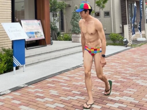 「体型が変わらなすぎてビビる」小島よしお、圧巻スタイルに反響「明らかに不審者ですやん」「体勢が謙虚」