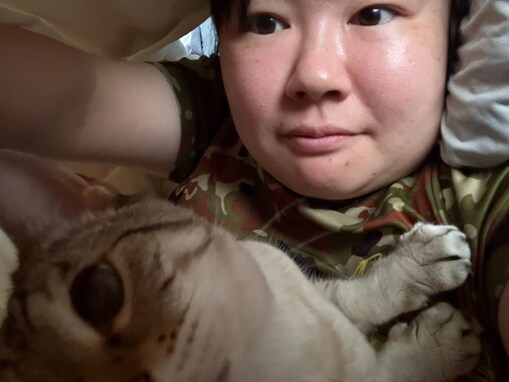 「#猫のいる暮らし」やす子、愛猫との仲むつまじい様子に反響「やす子ちゃんて赤ちゃんみたい」「幸せそう」