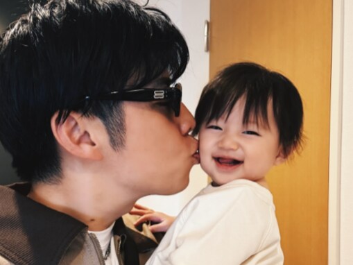 「将来楽しみな美しさ」黄皓、“愛してる”娘とのキスショット「ホンマにめっちゃ可愛い」「美人さん」