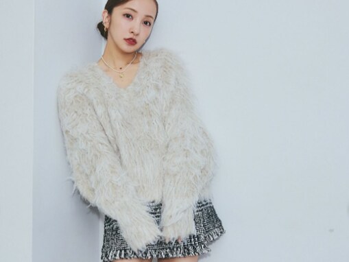 「脚細っ!!」板野友美、ミニスカコーデで美脚を披露！ 「健康的でステキ」「ふわふわ、最高ですね」