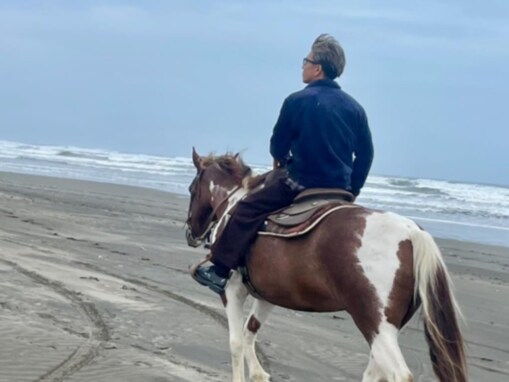 「めちゃくちゃ楽しかった」木村拓哉、浜辺で馬に乗る格好いい姿を披露！ 「ありがとうございました」