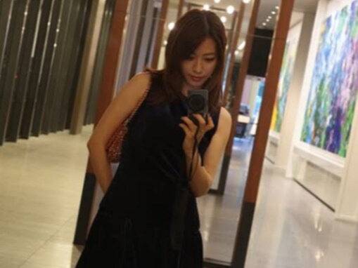 瀧本美織、34歳誕生日のプライベートショット？ 公開。圧巻の美脚際立つ黒ドレス姿を披露「面白い誕生日」