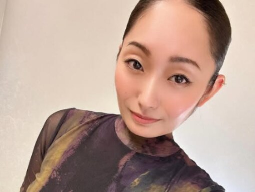 安藤美姫、背中が大胆に開いたドレス姿で“美”を披露！ 「相変わらず『お美しい』」「素敵な衣装」