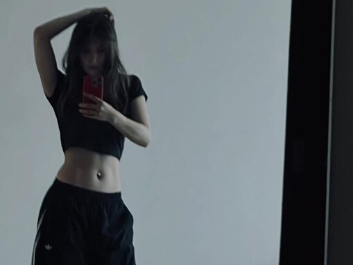 「腕の筋が好きです」トラウデン直美、鍛えられた腹筋を披露！ 全身ショットで圧巻のスタイルも