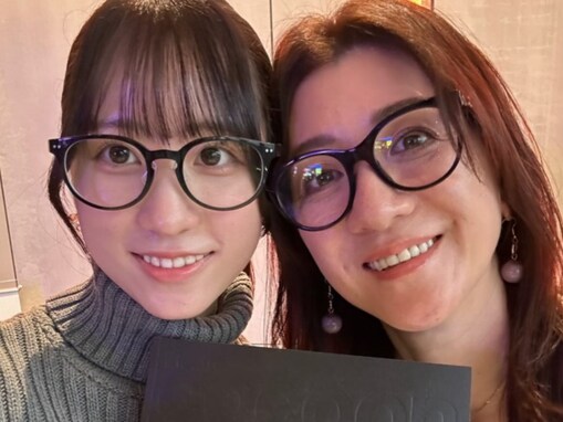 「姉妹に見える」野々村友紀子、美人娘との「メガネ親子」ショット公開！ 「そっくり」「スッゴクすてき」
