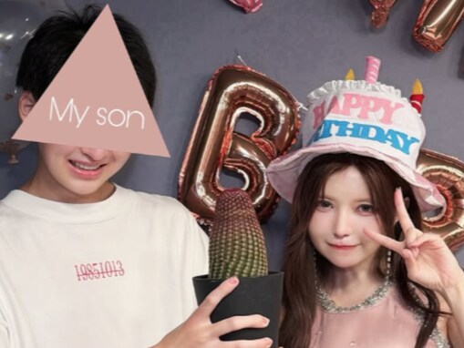 「40代とか信じられへん」益若つばさ、“優しいし可愛すぎる”息子との2ショット公開「素敵な息子さんに育って」