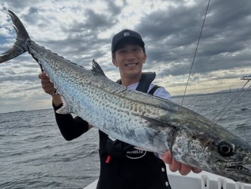 WEST.濱田、事務の大先輩との釣りショット公開「めちゃオオモノで大漁」「ホントに幸せな顔してて」